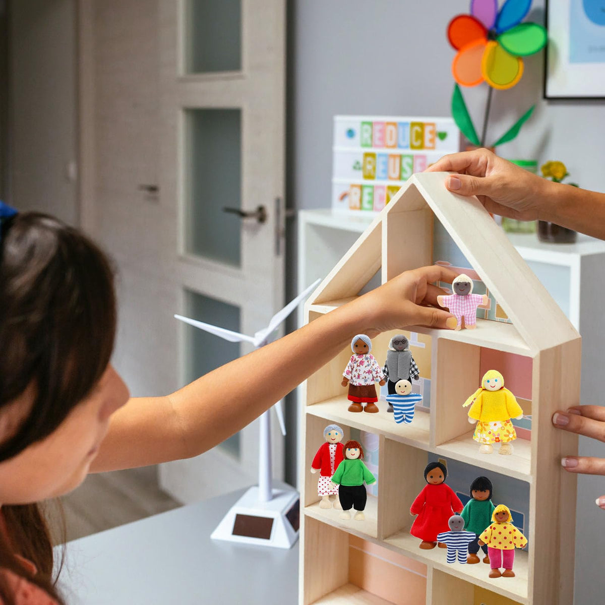 Wooden Dollhouse Family Set 23 Pieces N4102